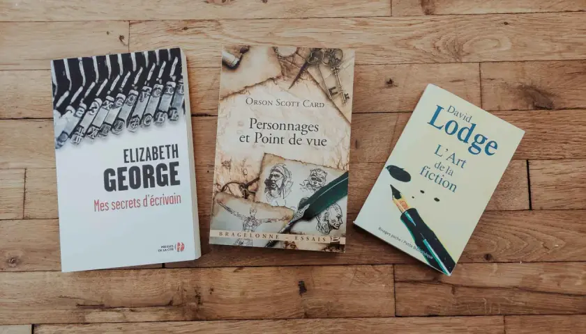 Trois livres sur l'art d'écrire : "Mes secrets d'écrivain" d'Elizabeth George, "Personnages et Point de vue" d'Orson Scott Card, et "L'Art de la fiction" de David Lodge.
