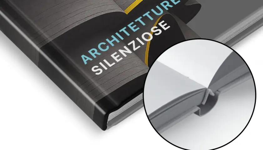 Première de couverture d'un livre intitulé "Architetture Silenziose", avec un zoom sur la reliure.