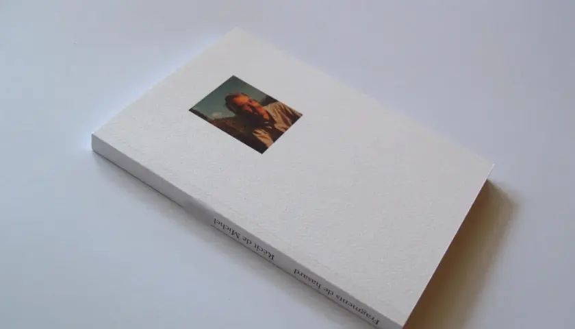 Livre blanc à la couverture texturée, orné d'un portrait de l'auteur. Ce récit de vie, une autobiographie, invite à la découverte.
