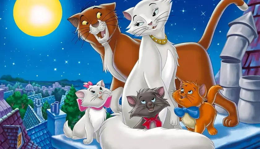 La famille Aristochats, célèbres chats dans la littérature, sur un toit sous la lune.