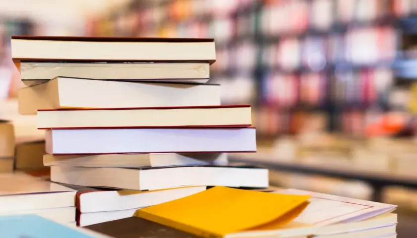 Une pile de livres, certains ouverts, d'autres fermés, évoque une **antanaclase** : chaque livre est une porte vers un monde, et chaque monde est une nouvelle lecture.