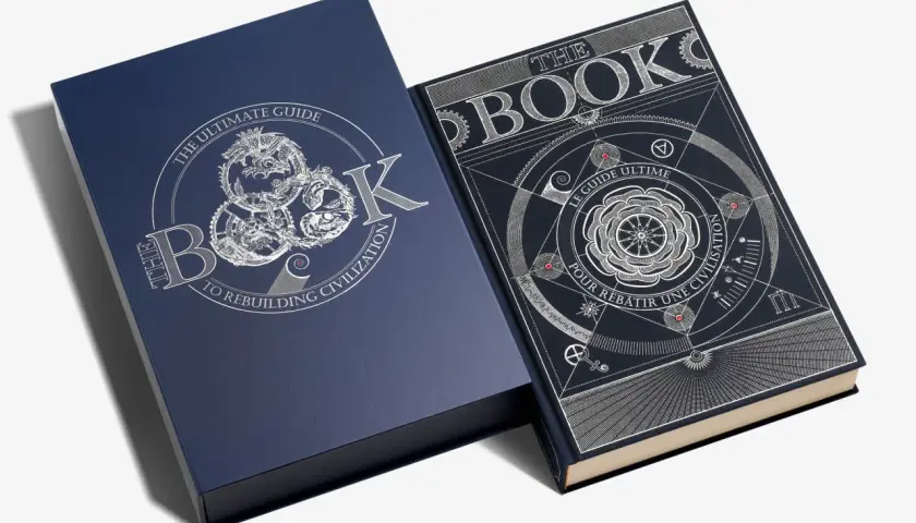 Un coffret bleu marine contient un livre à la couverture sombre ornée de motifs complexes et de textes, dont "THE BOOK" et "LE GUIDE ULTIME POUR REBATIR UNE CIVILISATION". Une page de fin intrigante.