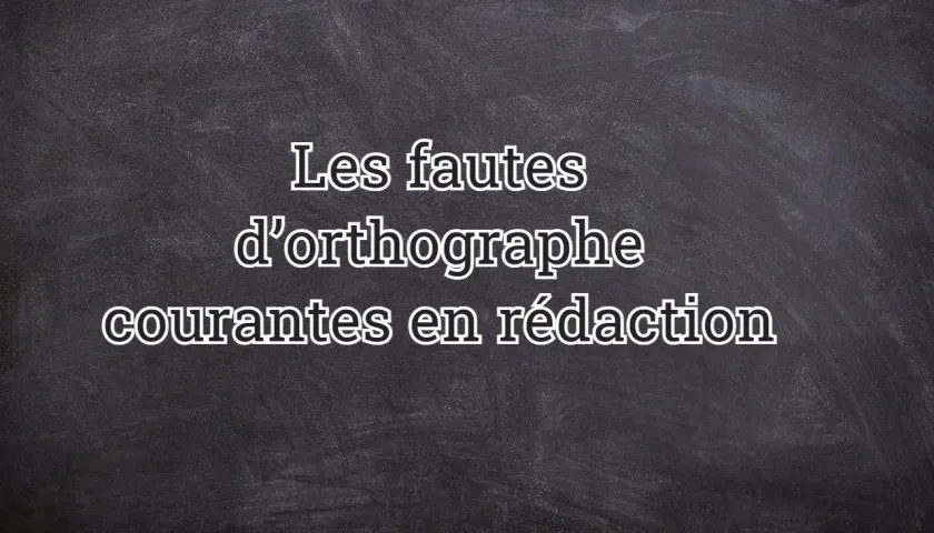 Texte sur un tableau noir : « Les fautes d'orthographe courantes en rédaction ».