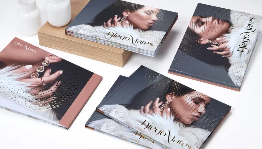Catalogues de joaillerie Diego Mares avec une couverture soft touch, mettant en avant des bijoux et un portrait féminin.