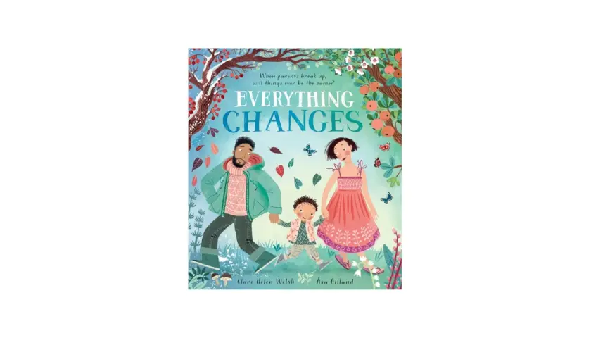 Tranche livre "Everything Changes" : un père, une mère et leur enfant se promènent main dans la main sous un arbre aux fruits rouges et aux fleurs.