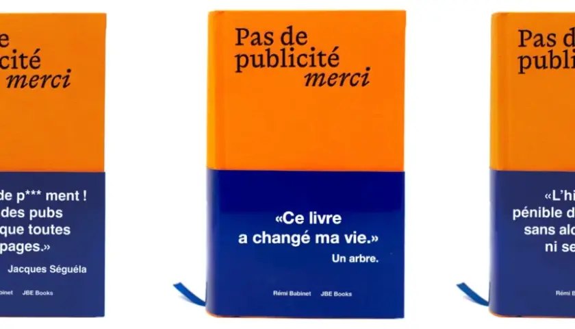 Trois livres orange et bleu. L'un d'eux explique comment faire une chronique sur la publicité.