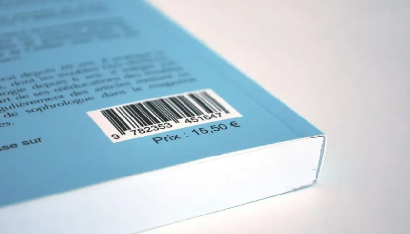 Code-barres ISBN EAN 9782353451647 sur la couverture d'un livre bleu, prix 15,50 €.
