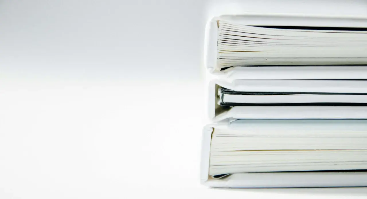 Pile de livres blancs, parfaits pour imprimer un livre en petite quantité.