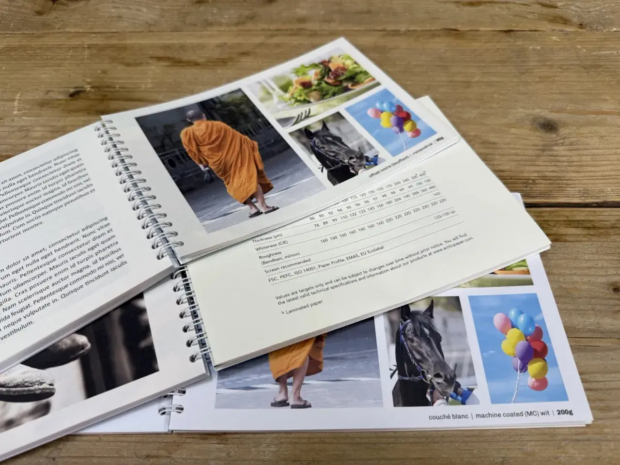 Livre broché : moine en orange, cheval noir, ballons colorés. Spécifications techniques du papier, dont le grammage 200g.