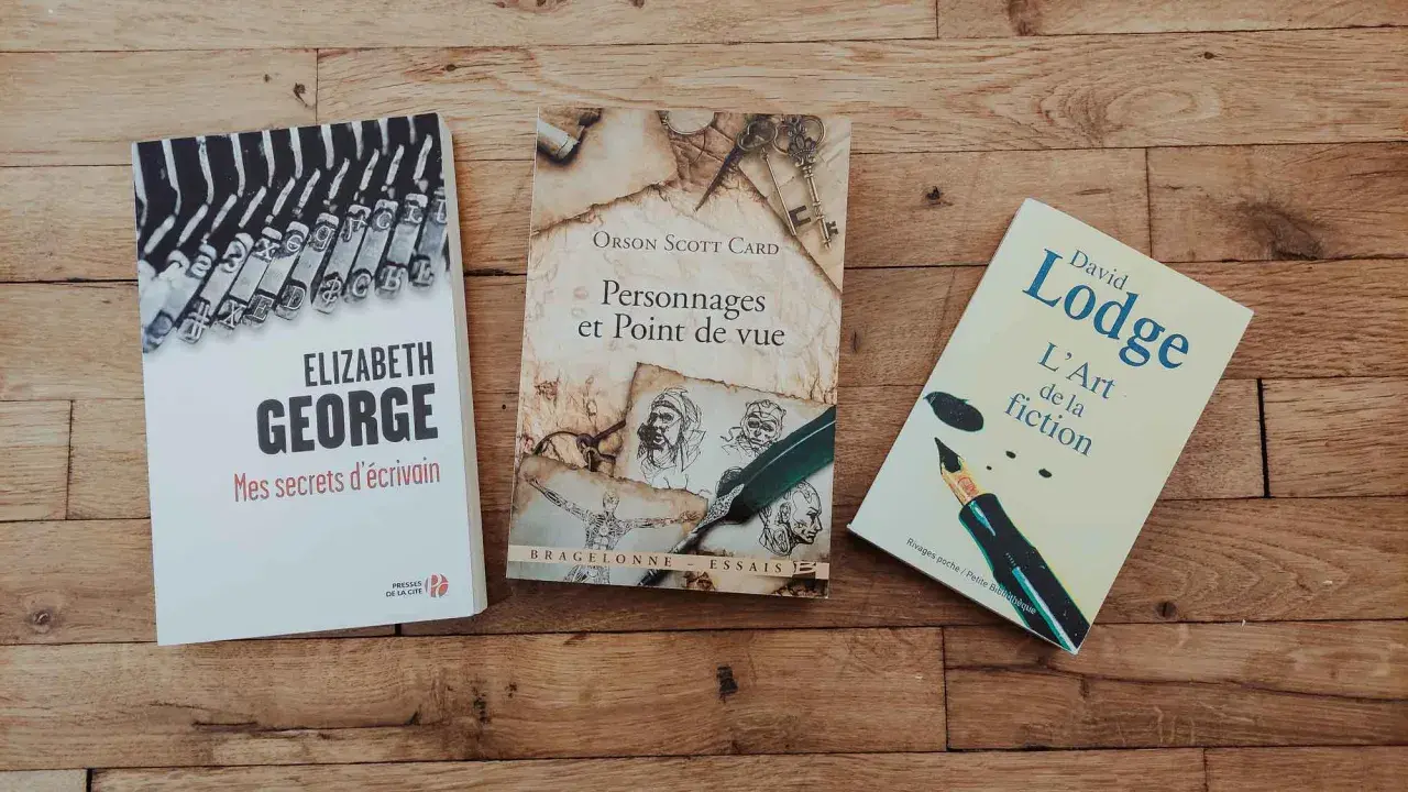 Trois livres sur l'art d'écrire : "Mes secrets d'écrivain" d'Elizabeth George, "Personnages et Point de vue" d'Orson Scott Card, et "L'Art de la fiction" de David Lodge.