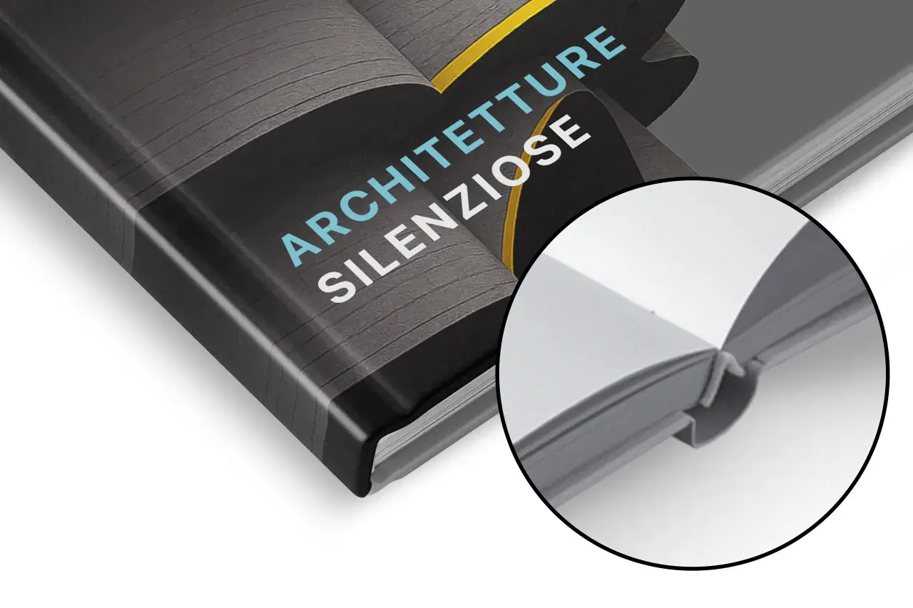 Première de couverture d'un livre intitulé "Architetture Silenziose", avec un zoom sur la reliure.