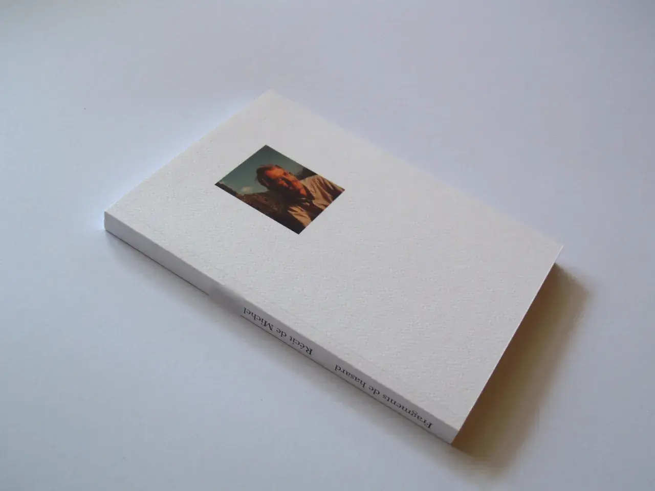 Livre blanc à la couverture texturée, orné d'un portrait de l'auteur. Ce récit de vie, une autobiographie, invite à la découverte.