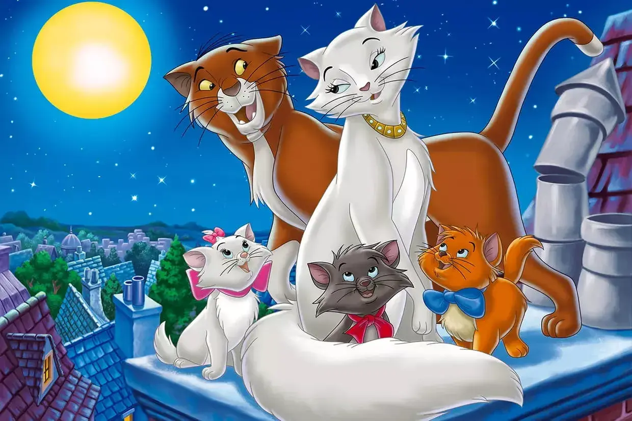 La famille Aristochats, célèbres chats dans la littérature, sur un toit sous la lune.