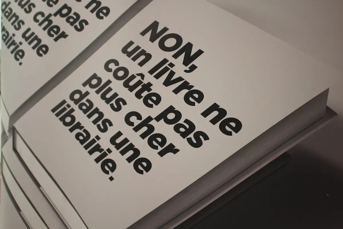 NON, un livre ne coûte pas plus cher dans une librairie. La question de combien coûte l'édition d'un livre est complexe.