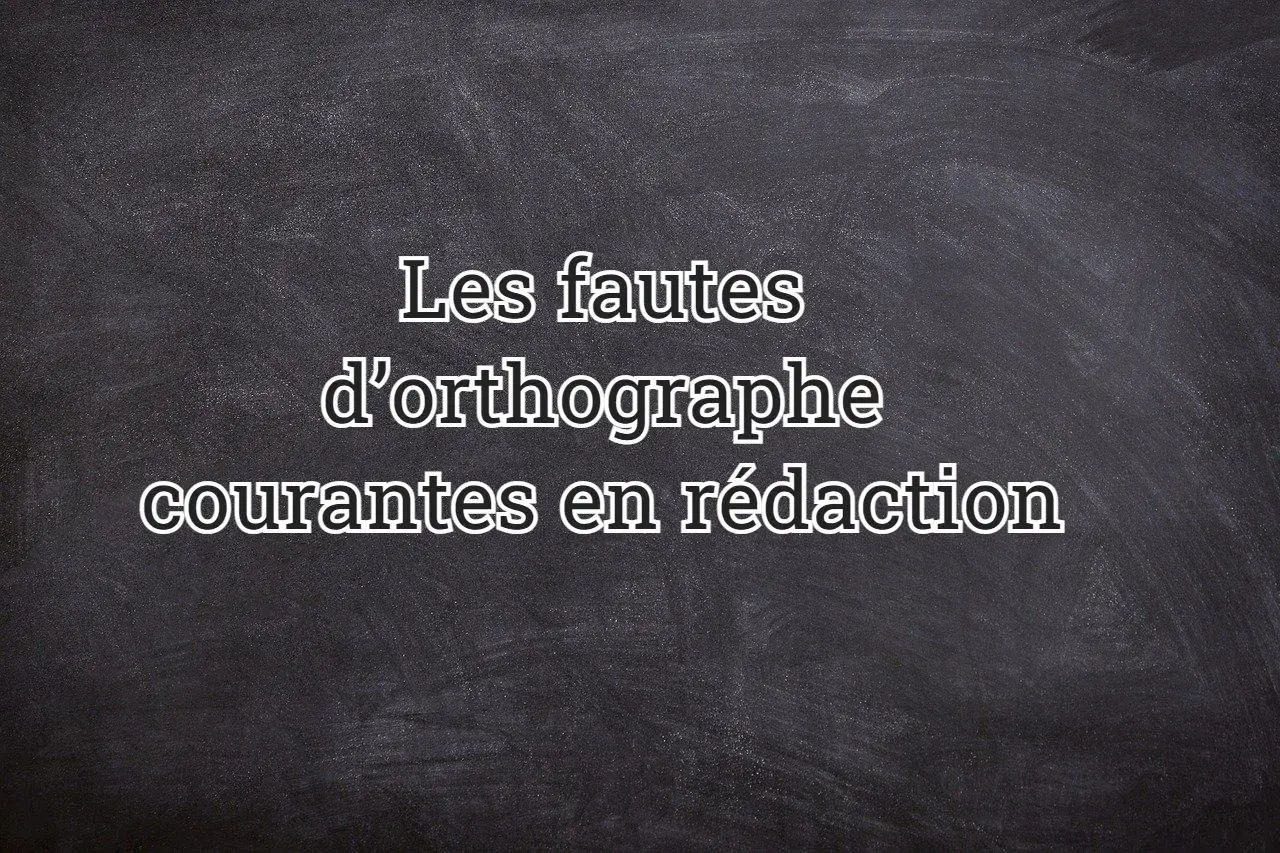 Texte sur un tableau noir : « Les fautes d'orthographe courantes en rédaction ».