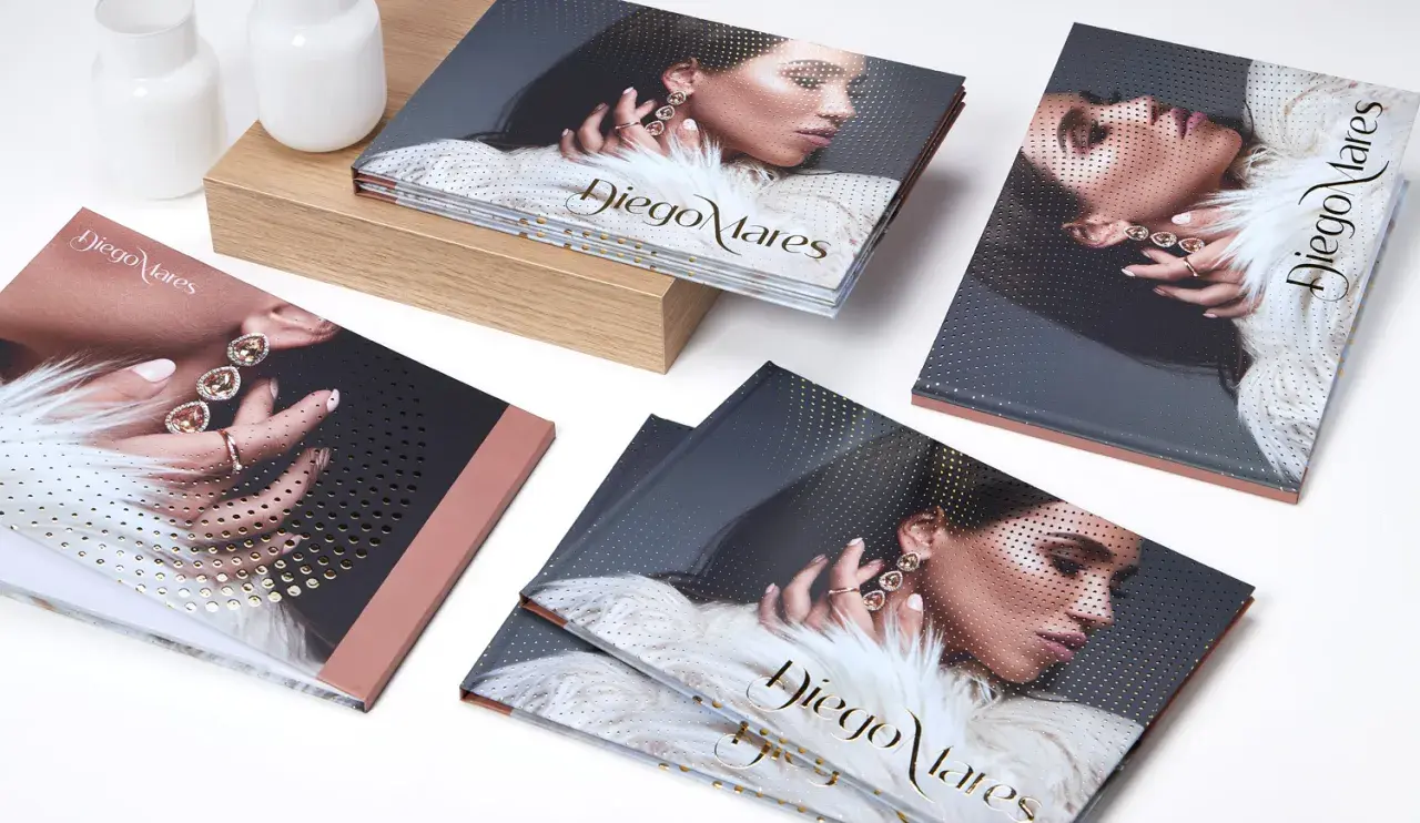 Catalogues de joaillerie Diego Mares avec une couverture soft touch, mettant en avant des bijoux et un portrait féminin.