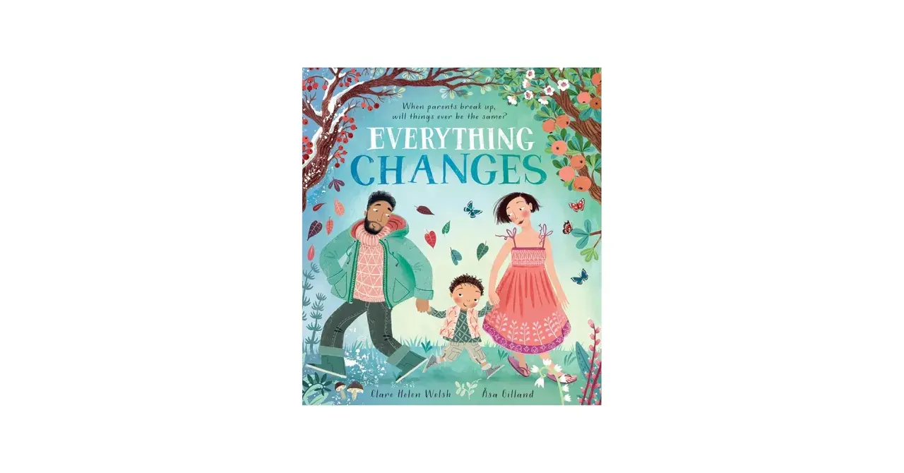 Tranche livre "Everything Changes" : un père, une mère et leur enfant se promènent main dans la main sous un arbre aux fruits rouges et aux fleurs.