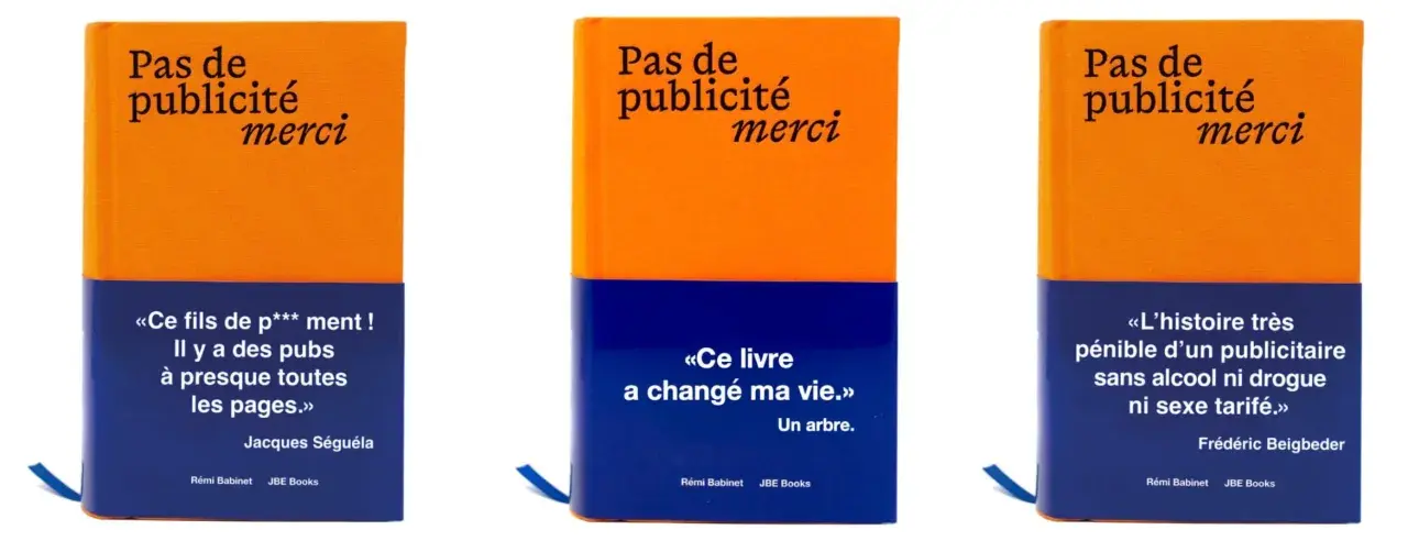 Trois livres orange et bleu. L'un d'eux explique comment faire une chronique sur la publicité.