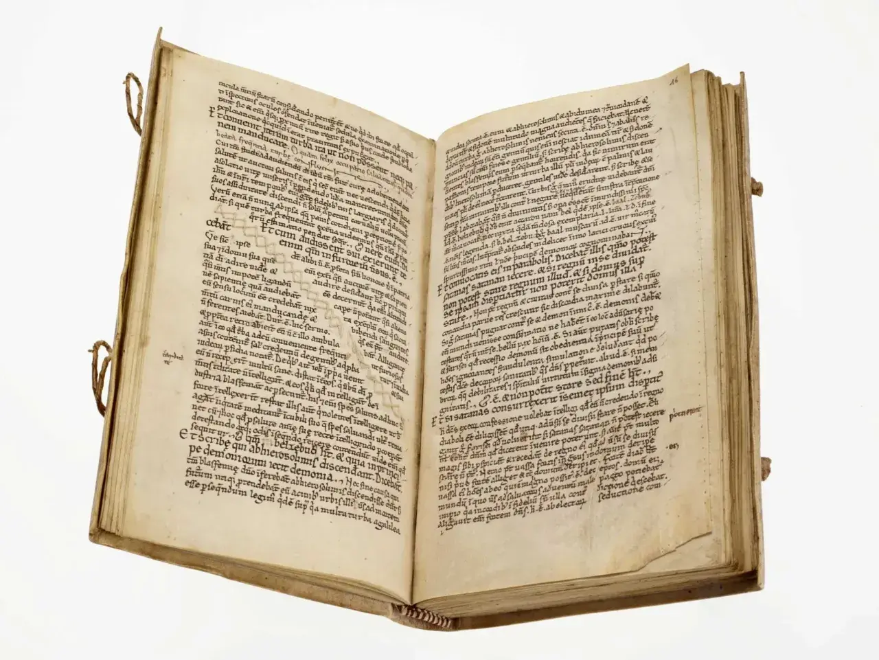Page de manuscrit ancien avec des lignes de texte manuscrit en latin. Le livre est ouvert, révélant deux pages remplies d'écriture.