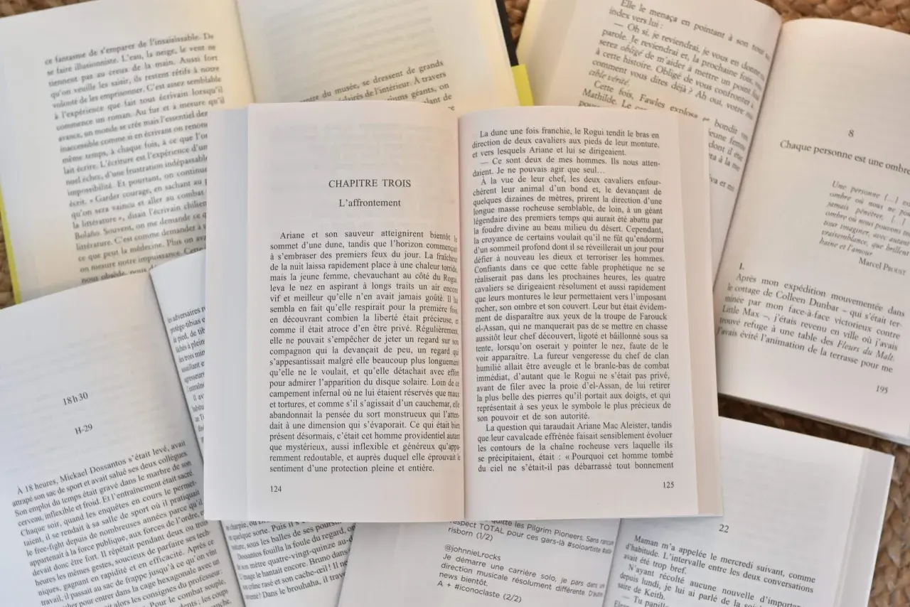 Un manuscrit ouvert, avec des pages remplies de texte. L'une des pages mentionne "protéger son manuscrit", suggérant un thème de préservation ou de création littéraire.