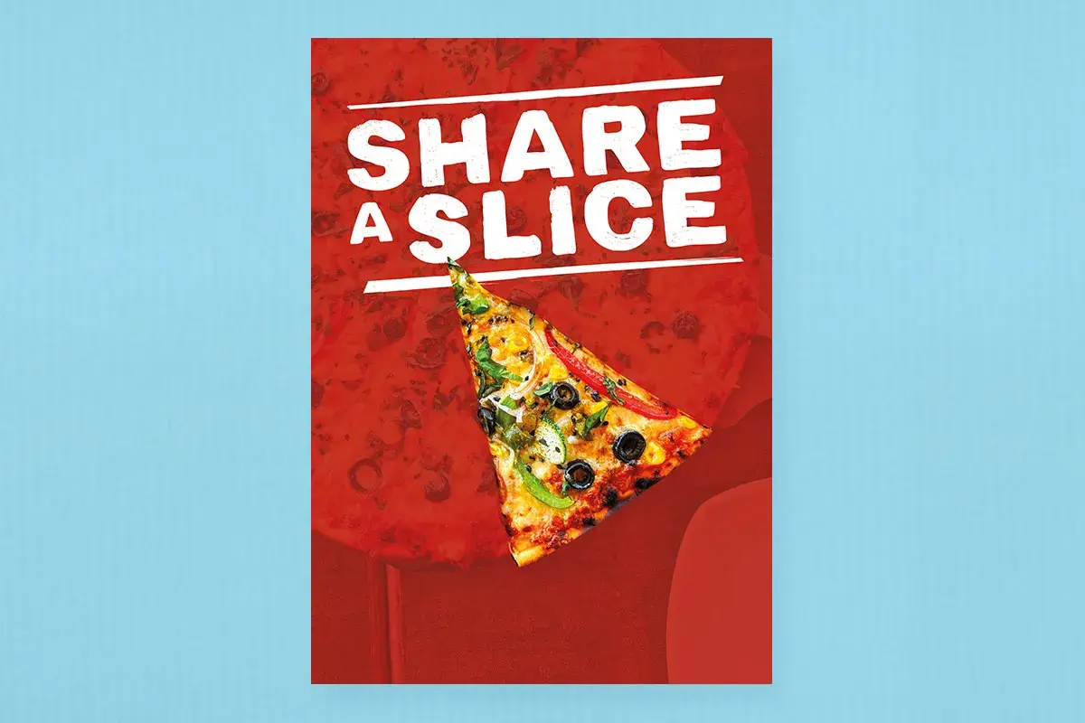 Affiche "Share a Slice" avec une part de pizza garnie. Une invitation à partager un moment gourmand, comme une dédicace livre.