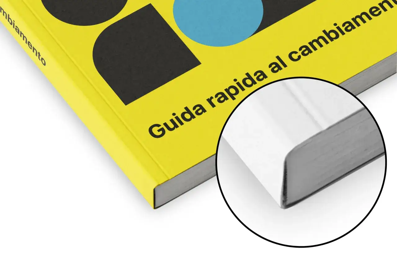 Un livre jaune vif avec des formes noires et bleues, id&eacute;al pour imprimer un livre en petite quantit&eacute;. Gros plan sur la tranche des pages.