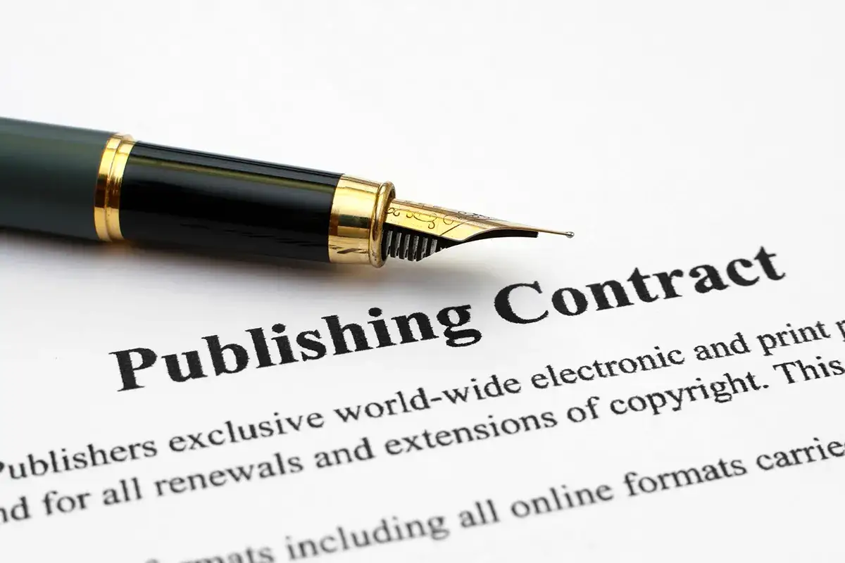 Plume sur un contrat de publication, prêt à signer pour une société d'édition.