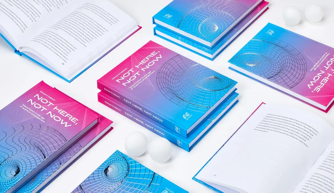 Livres à couverture soft touch aux couleurs dégradées rose et bleu, avec un motif de grille.
