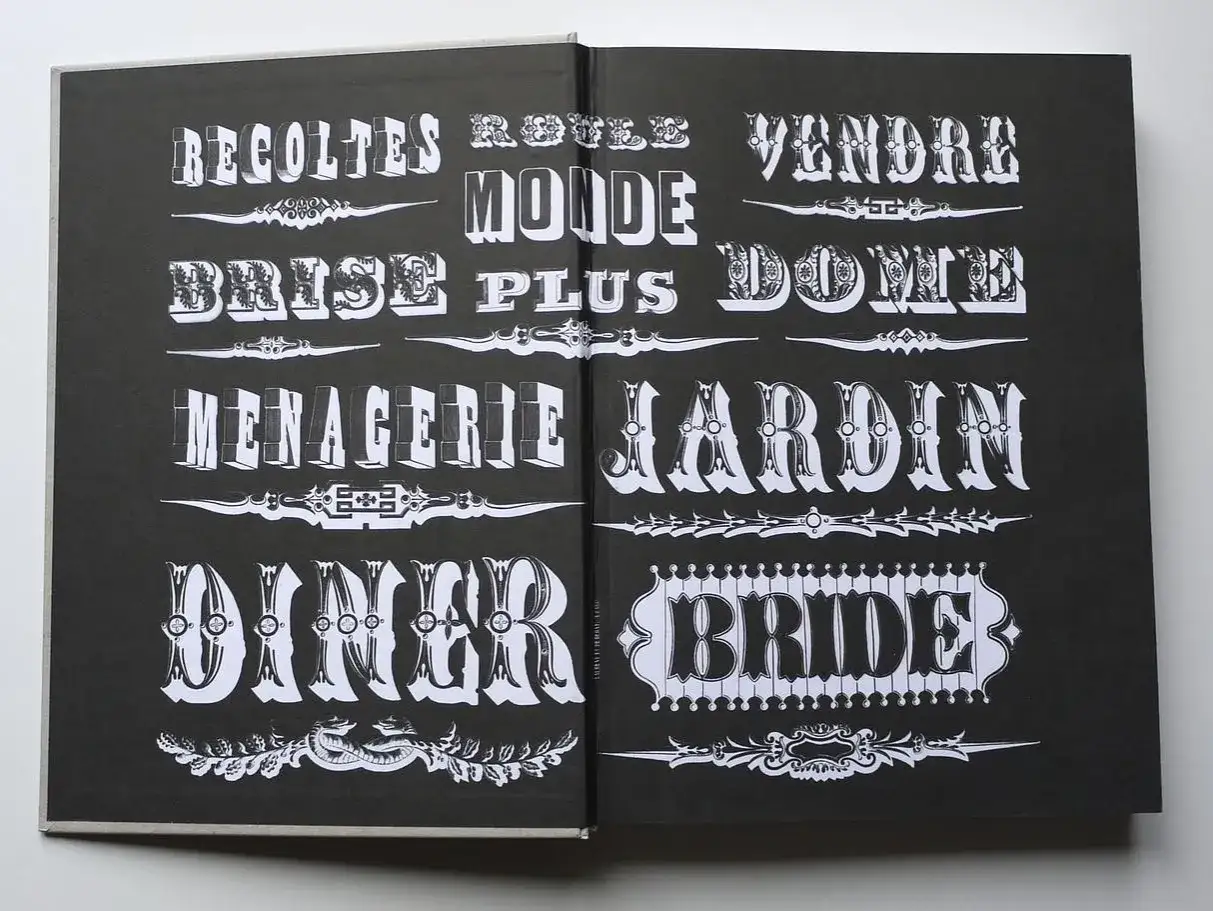 Exemples de titres d'&oelig;uvres : R&eacute;coltes, Monde, Brise, Menagerie, Diner, Vendre, Dome, Jardin, Bride. Typographie ornementale.