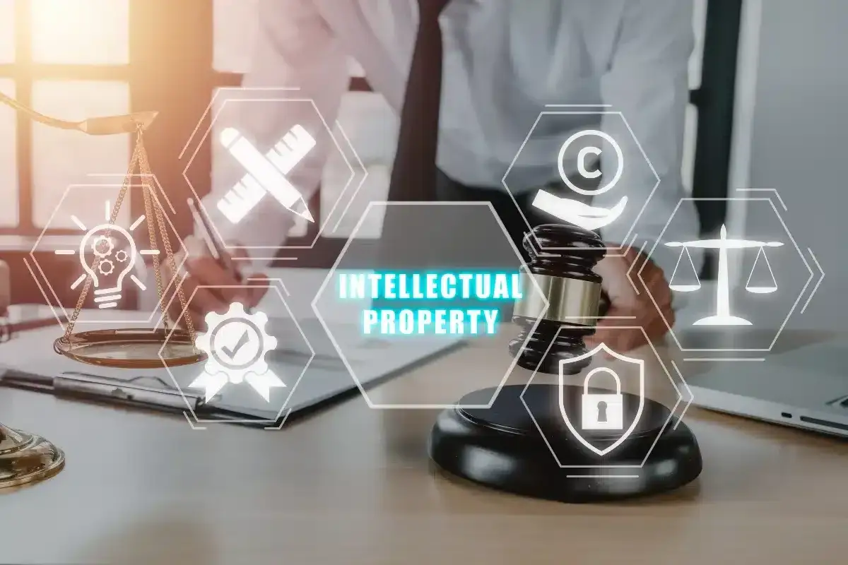 Un avocat rédige un document, entouré d'icônes symbolisant la propriété intellectuelle. Il est possible de protéger ses œuvres gratuitement grâce à ces outils.