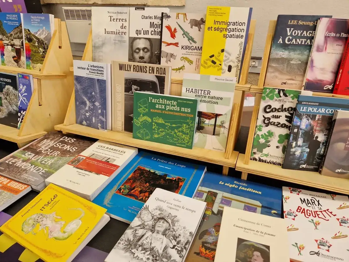 Une sélection de livres d'une maison d'édition indépendante, présentant des sujets variés comme l'urbanisme, la photographie et la poésie.