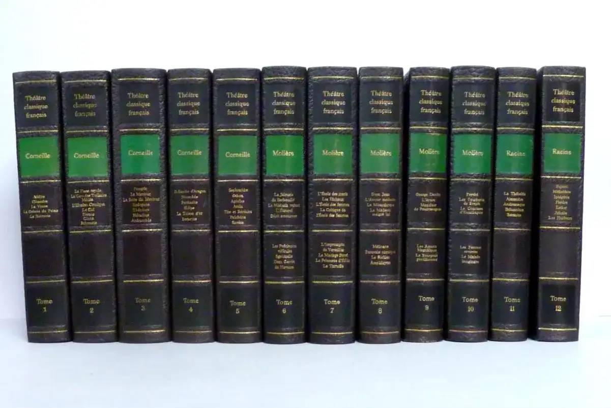Une collection de livres de théâtre classique français, comprenant des œuvres de Corneille, Molière et Racine.