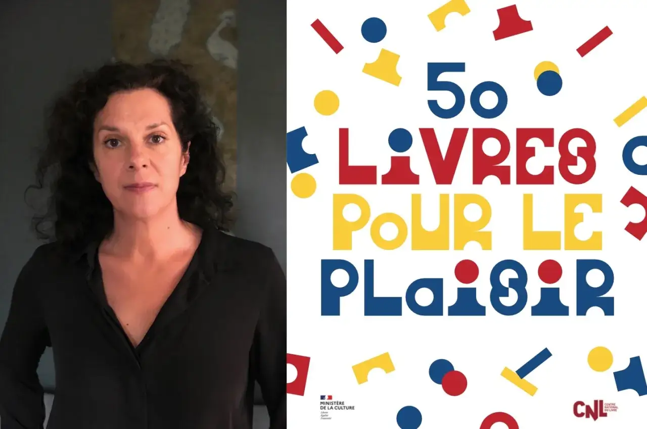 Une femme au regard intense, à côté d'une affiche colorée 