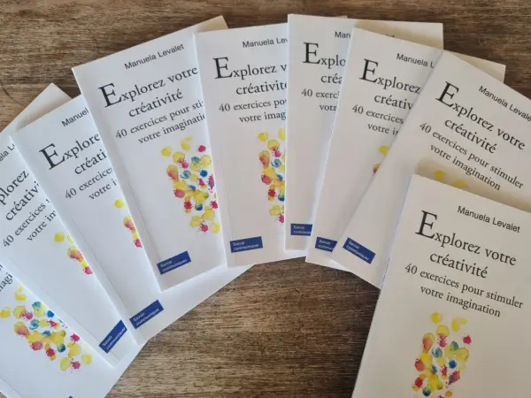 Plusieurs exemplaires du livre "Explorez votre créativité : 40 exercices pour stimuler votre imagination". Un exercice d'écriture gratuit pour tous.